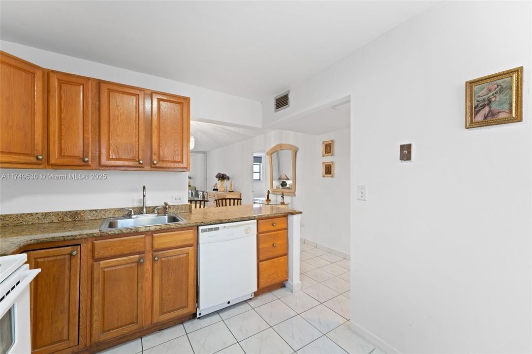 For Sale: $160,000 (1 beds, 1 baths, 1002 Square Feet)