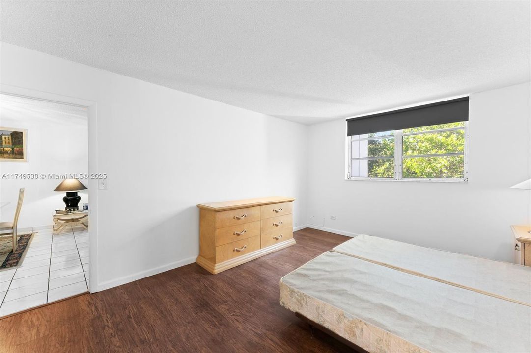 For Sale: $160,000 (1 beds, 1 baths, 1002 Square Feet)