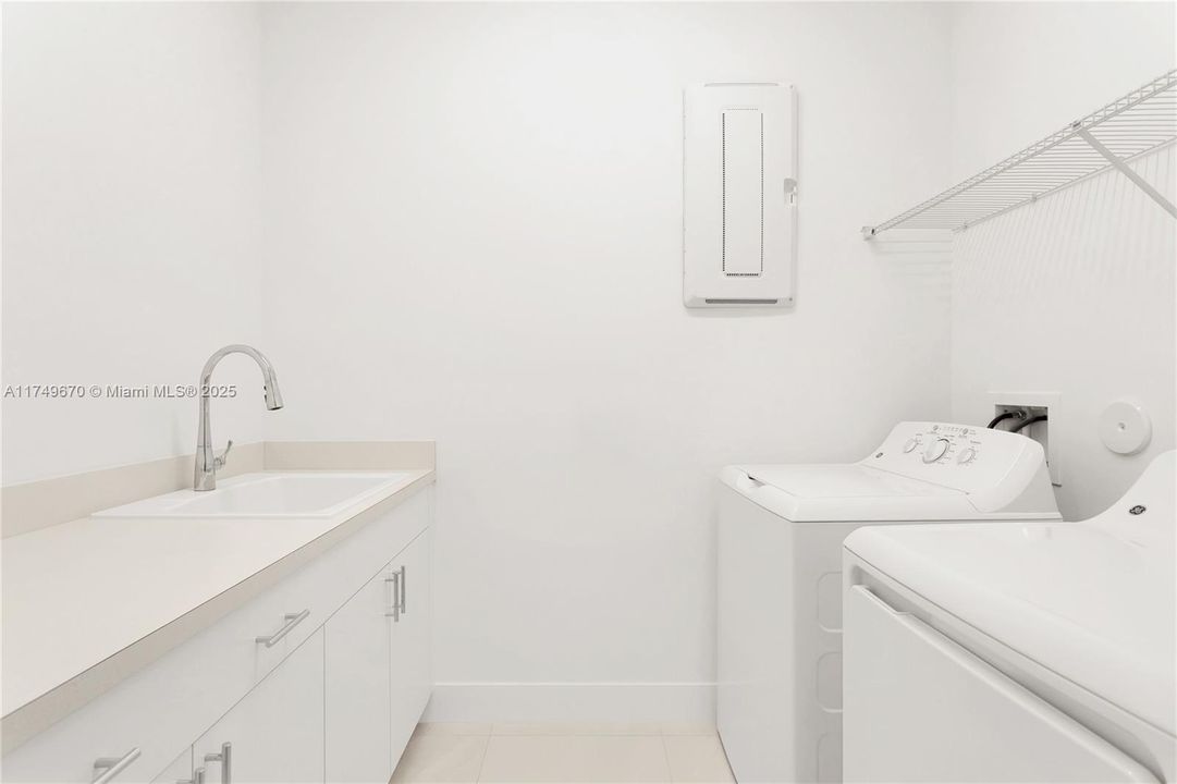 Recently Sold: $1,375,000 (3 beds, 3 baths, 2318 Square Feet)