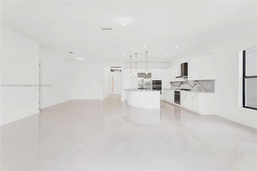 Recently Sold: $1,375,000 (3 beds, 3 baths, 2318 Square Feet)