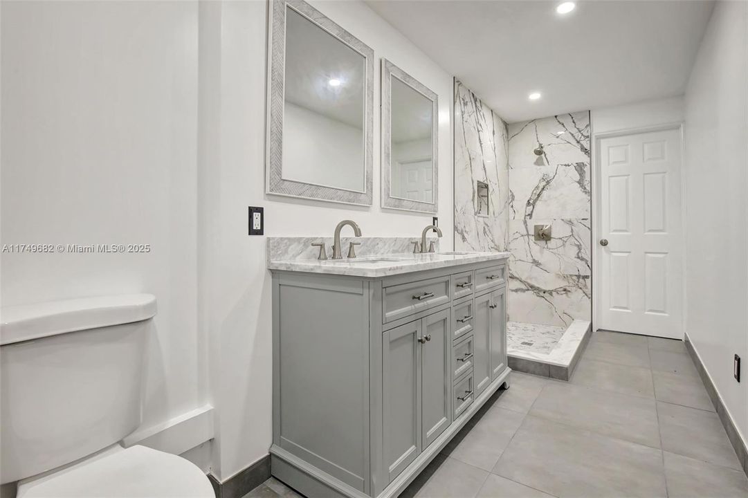 На продажу: $1,175,000 (0.71 acres)