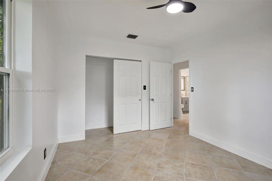 На продажу: $1,175,000 (0.71 acres)