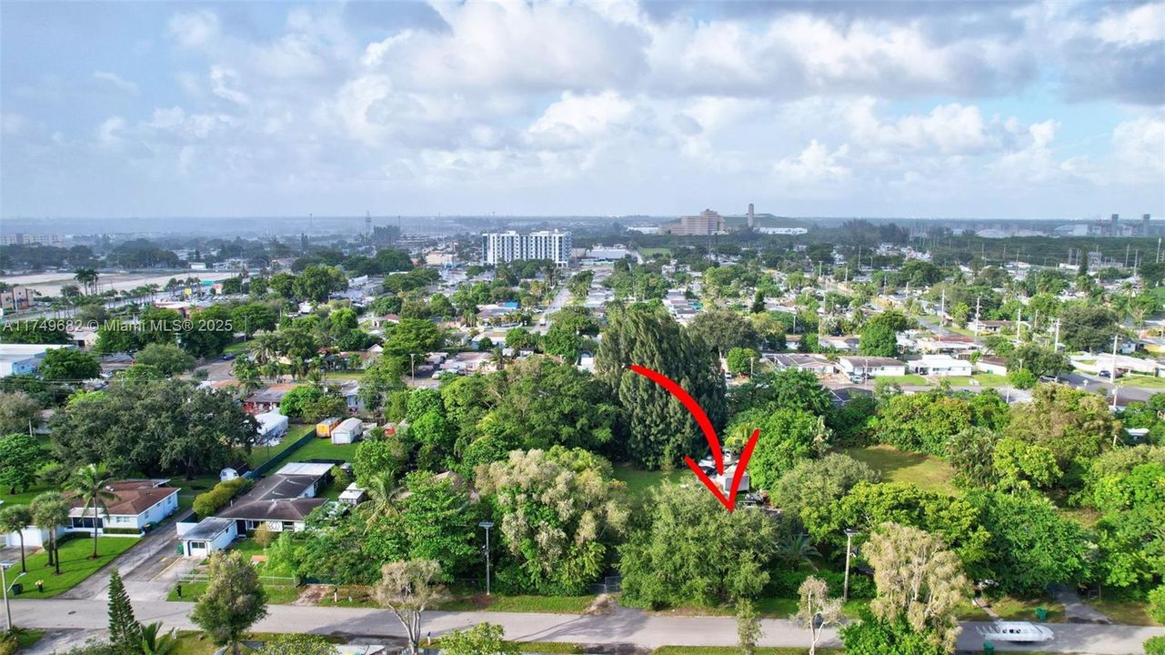 На продажу: $1,175,000 (0.71 acres)