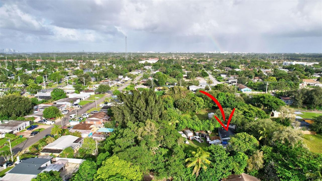 На продажу: $1,175,000 (0.71 acres)