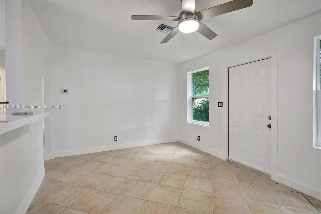 На продажу: $1,175,000 (0.71 acres)