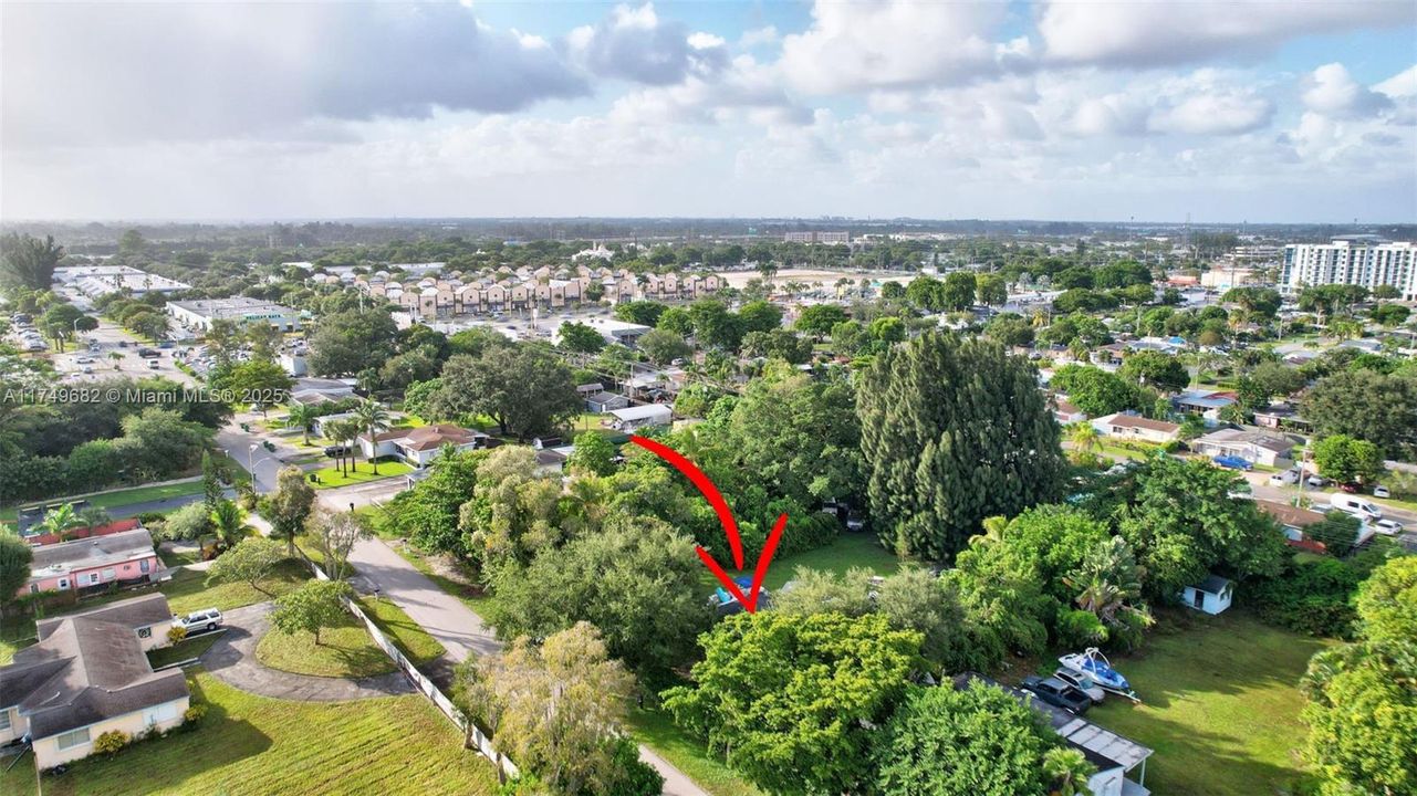 На продажу: $1,175,000 (0.71 acres)