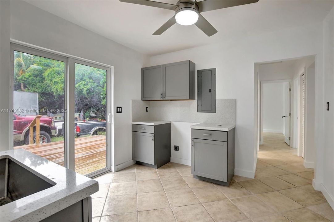 На продажу: $1,175,000 (0.71 acres)