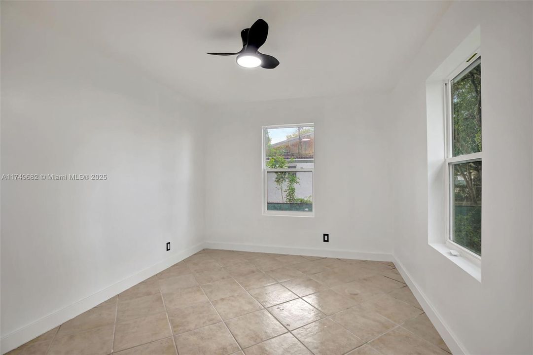 На продажу: $1,175,000 (0.71 acres)