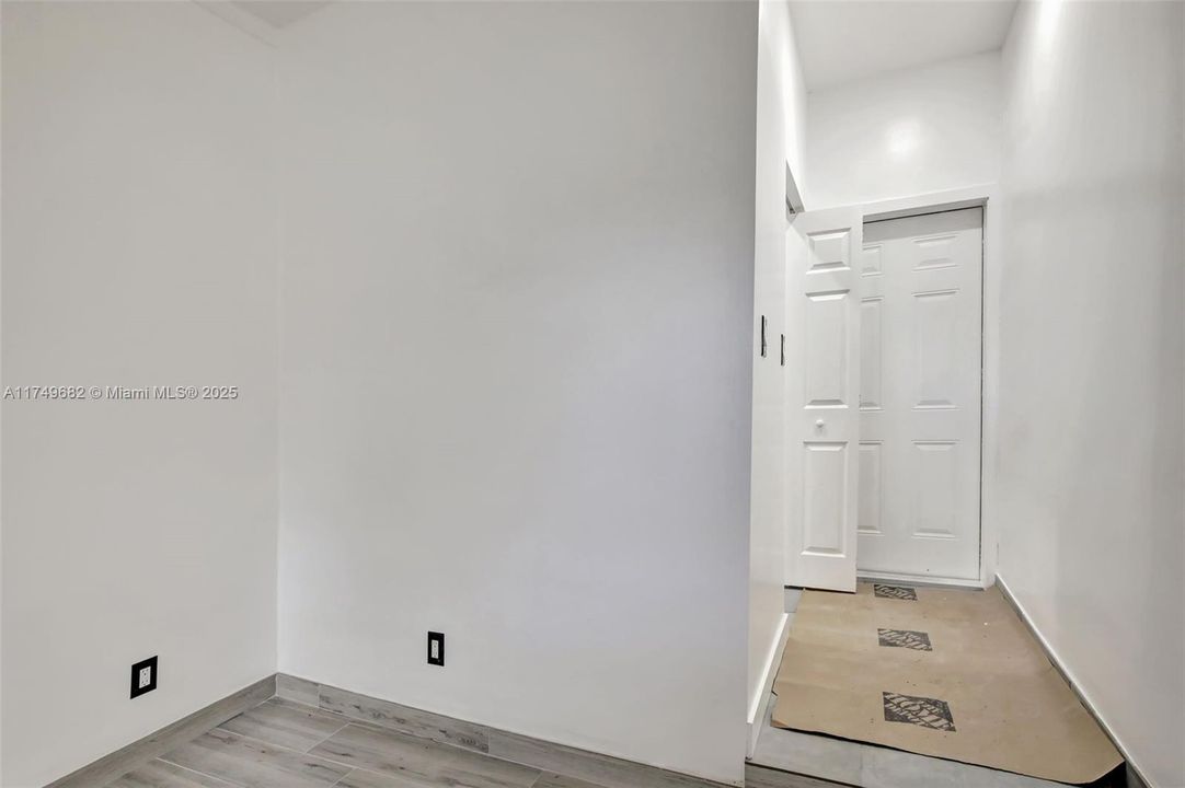 На продажу: $1,175,000 (0.71 acres)