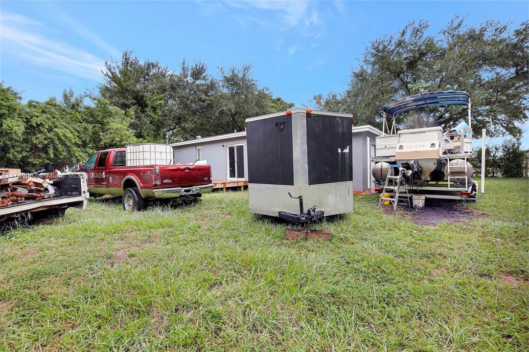 На продажу: $1,175,000 (0.71 acres)