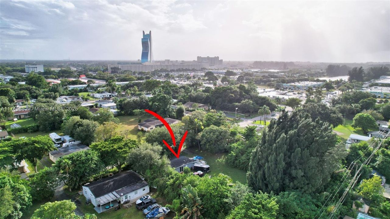 На продажу: $1,175,000 (0.71 acres)