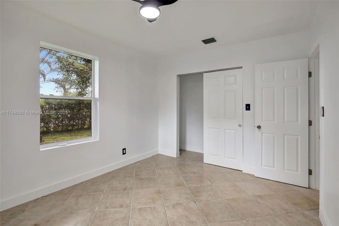 На продажу: $1,175,000 (0.71 acres)