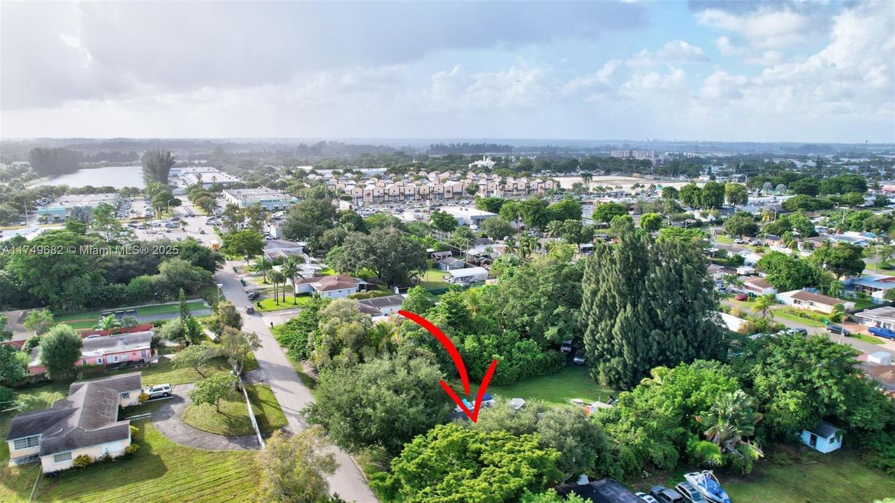 На продажу: $1,175,000 (0.71 acres)