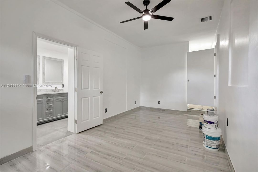 На продажу: $1,175,000 (0.71 acres)