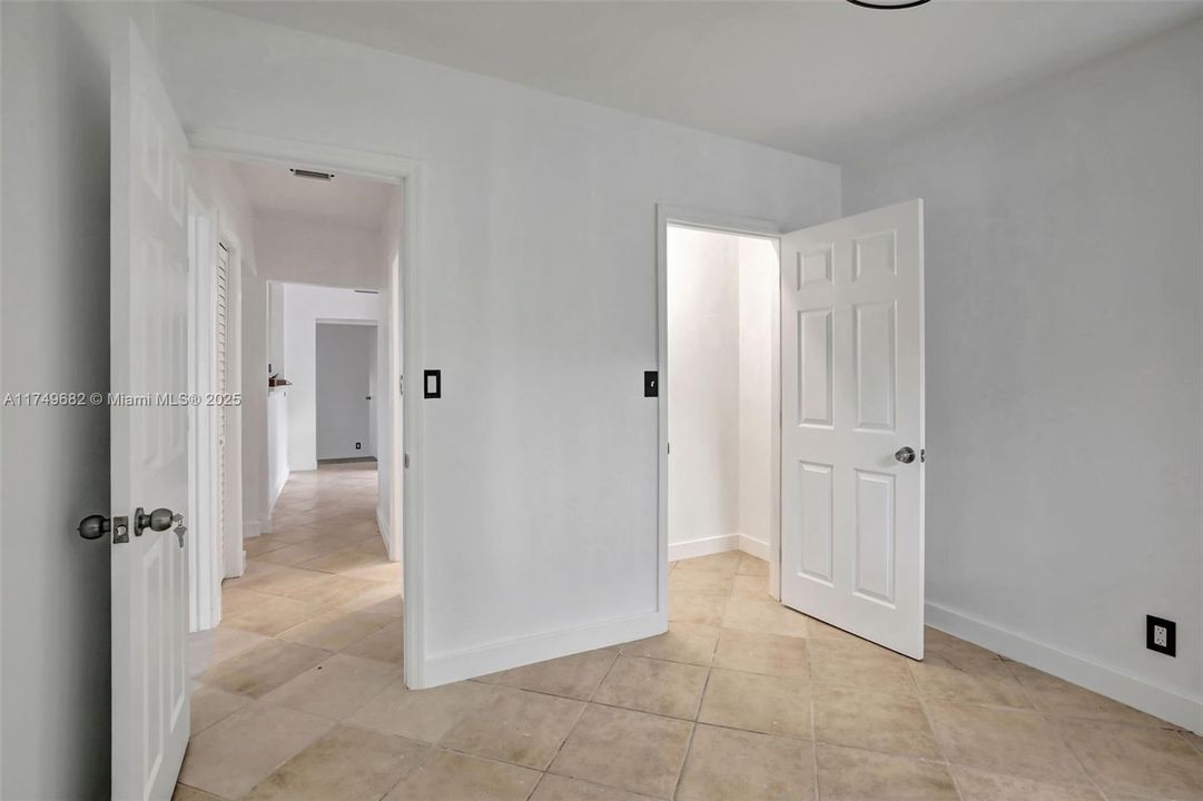 На продажу: $1,175,000 (0.71 acres)