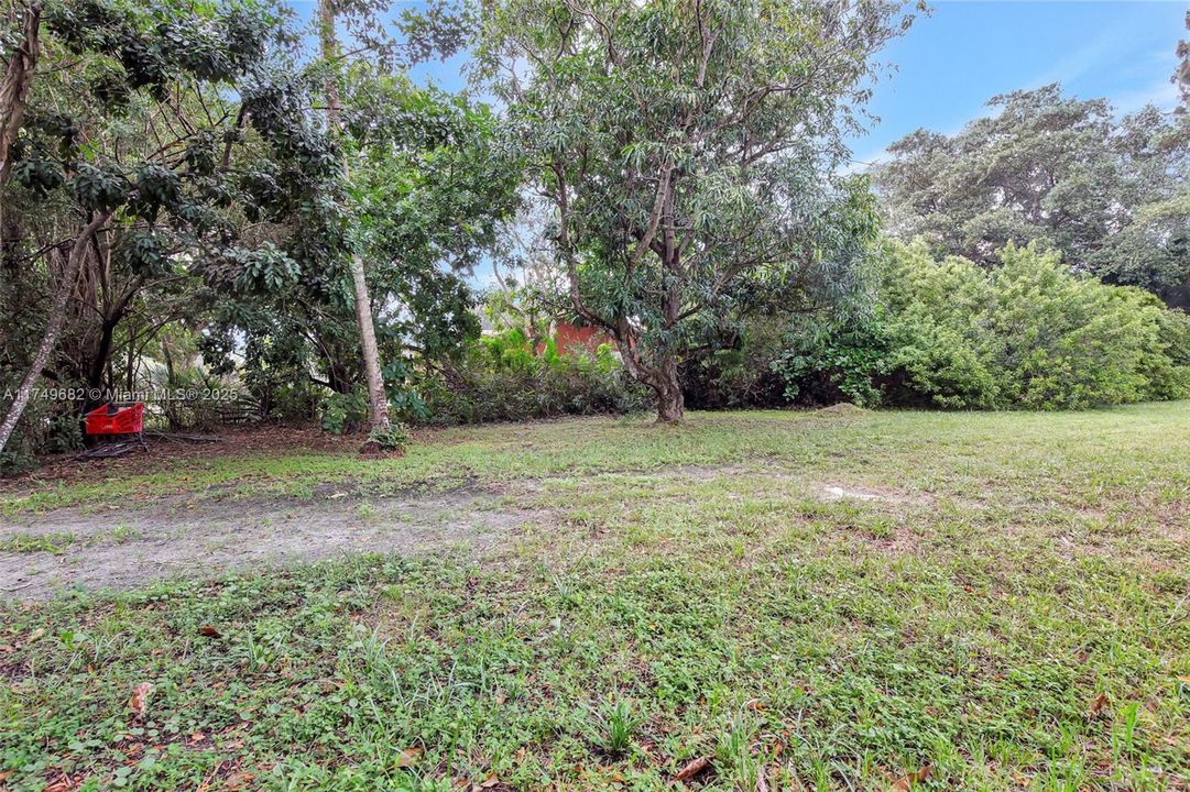 На продажу: $1,175,000 (0.71 acres)