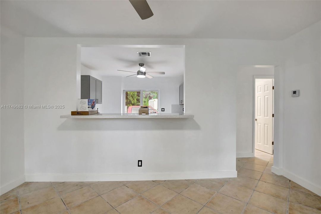 На продажу: $1,175,000 (0.71 acres)