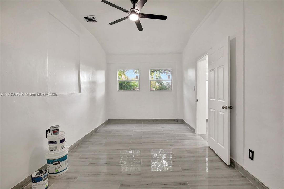 На продажу: $1,175,000 (0.71 acres)