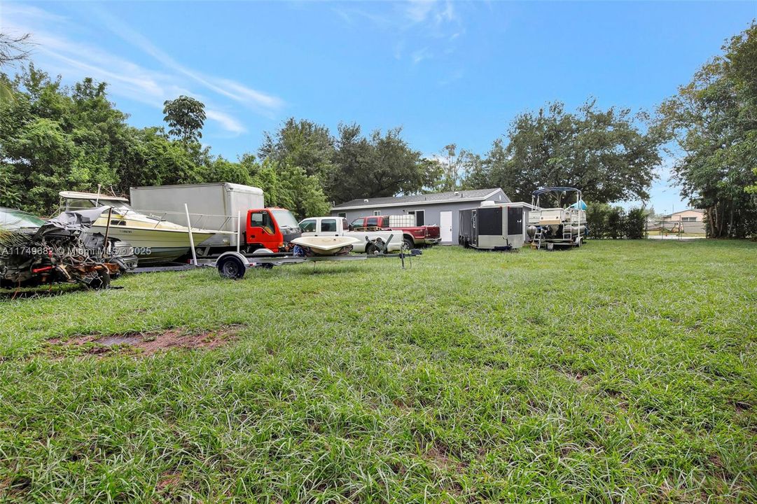 На продажу: $1,175,000 (0.71 acres)