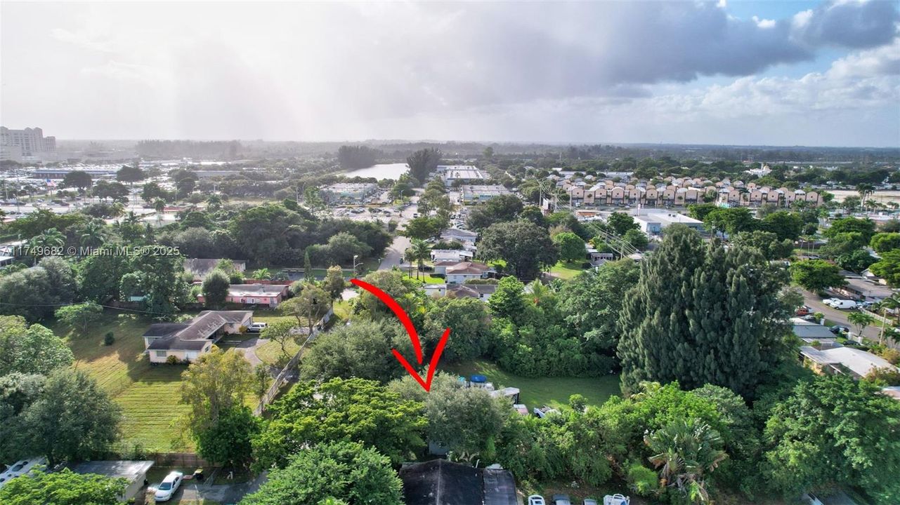 На продажу: $1,175,000 (0.71 acres)