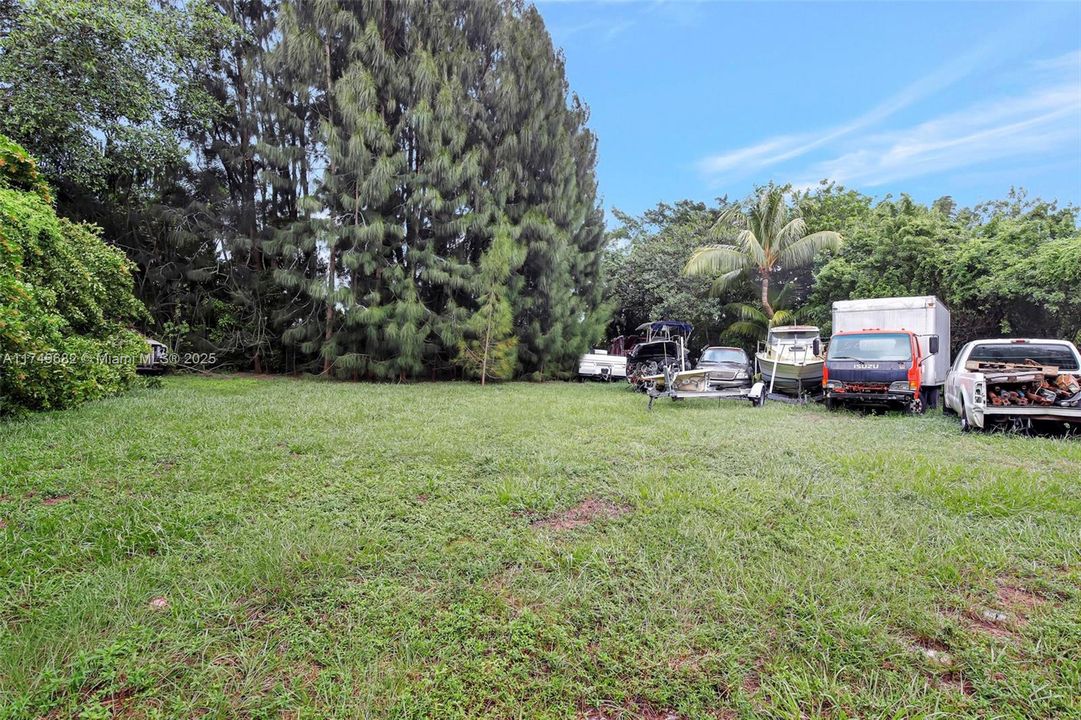 На продажу: $1,175,000 (0.71 acres)