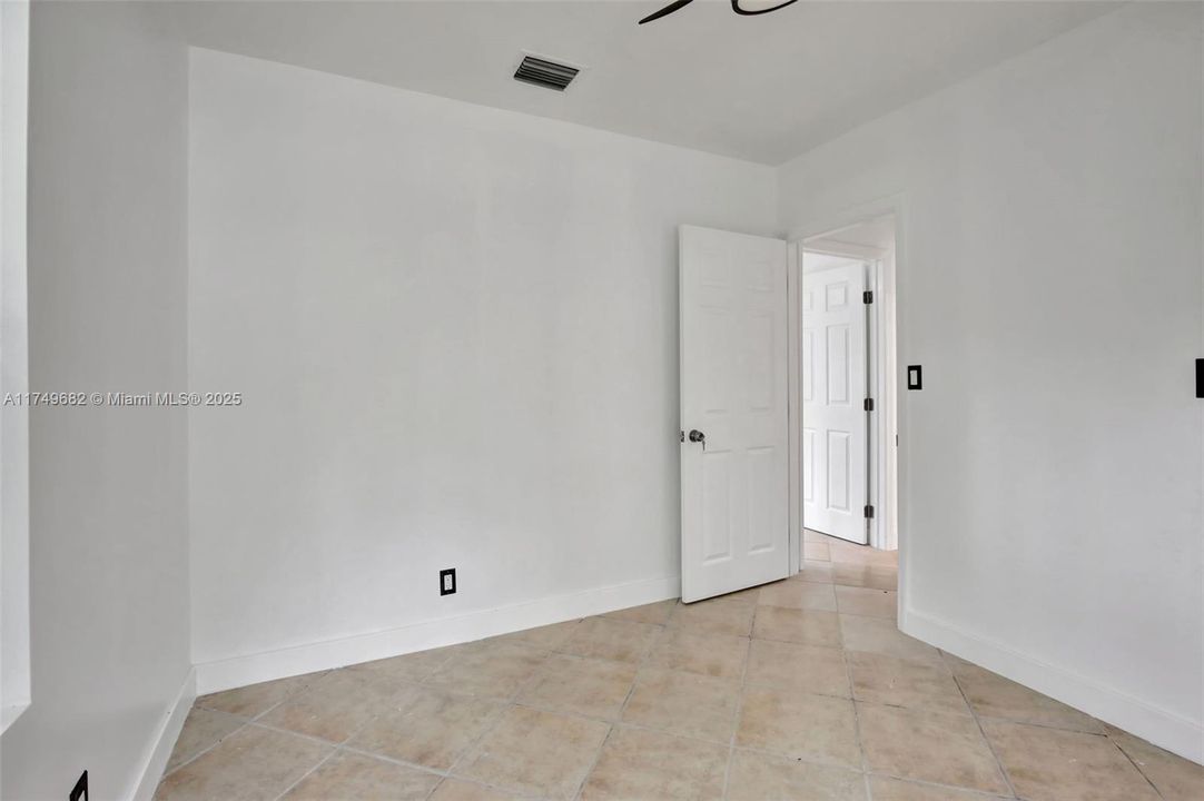 На продажу: $1,175,000 (0.71 acres)