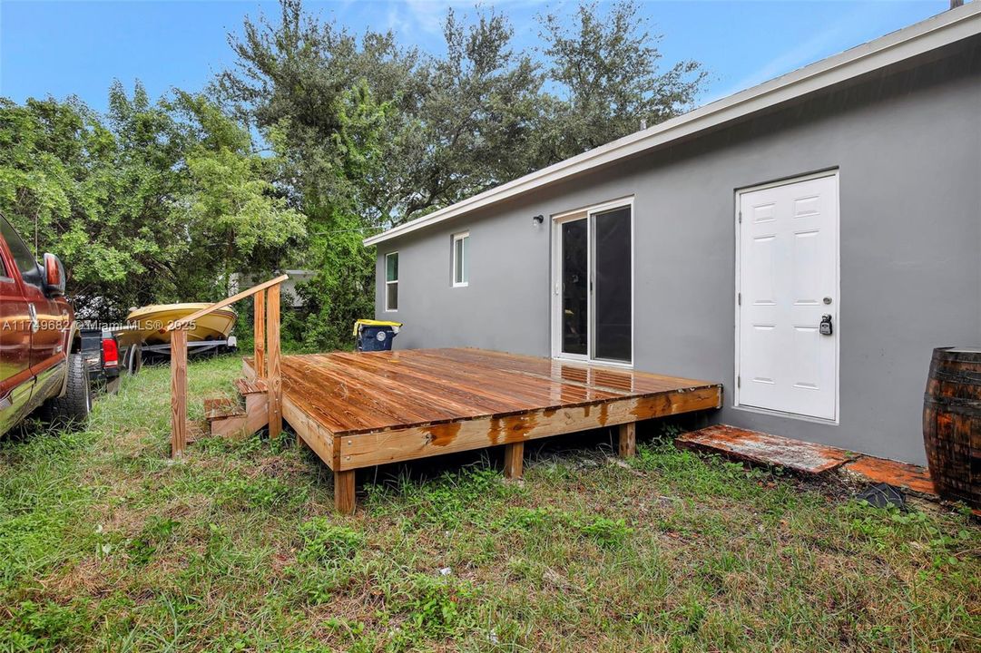 На продажу: $1,175,000 (0.71 acres)