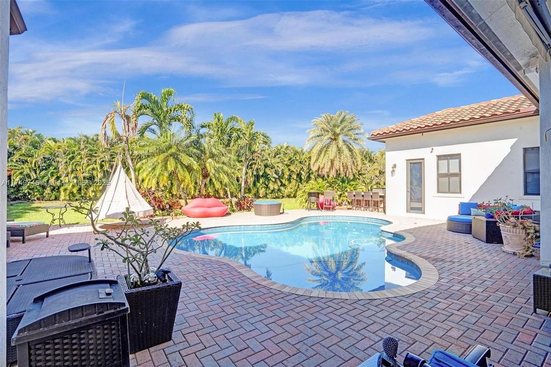 Recently Sold: $2,000,000 (5 beds, 4 baths, 4508 Square Feet)