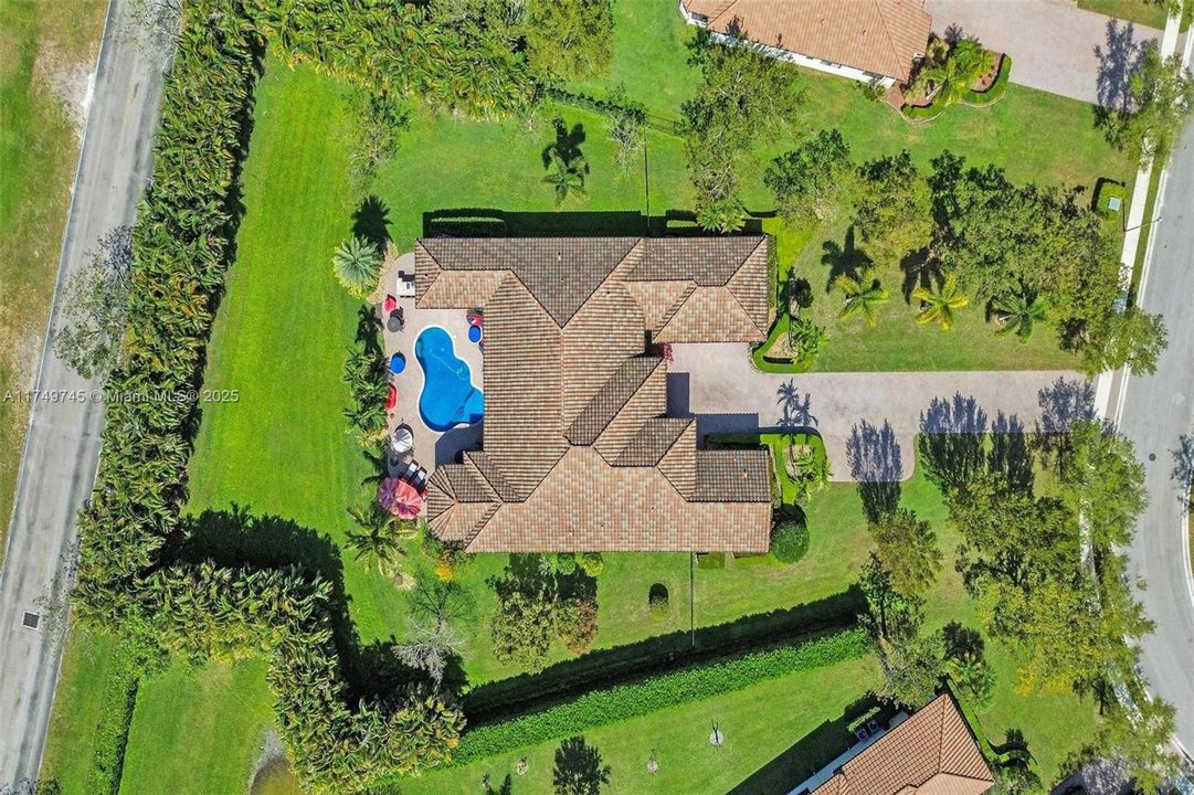 Recently Sold: $2,000,000 (5 beds, 4 baths, 4508 Square Feet)