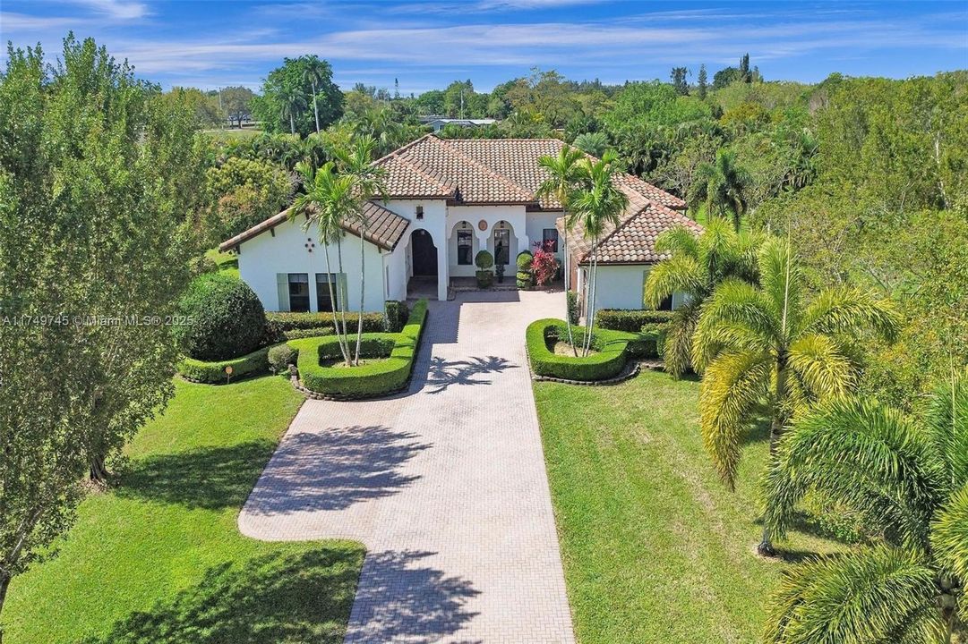 Recently Sold: $2,000,000 (5 beds, 4 baths, 4508 Square Feet)