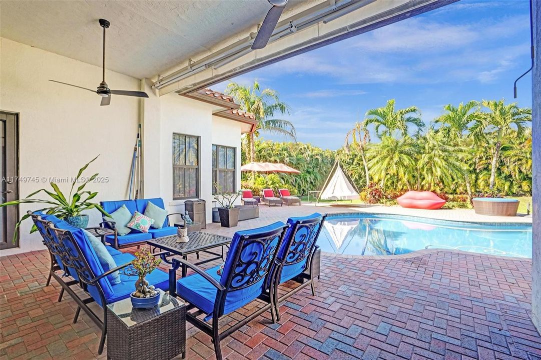 Recently Sold: $2,000,000 (5 beds, 4 baths, 4508 Square Feet)