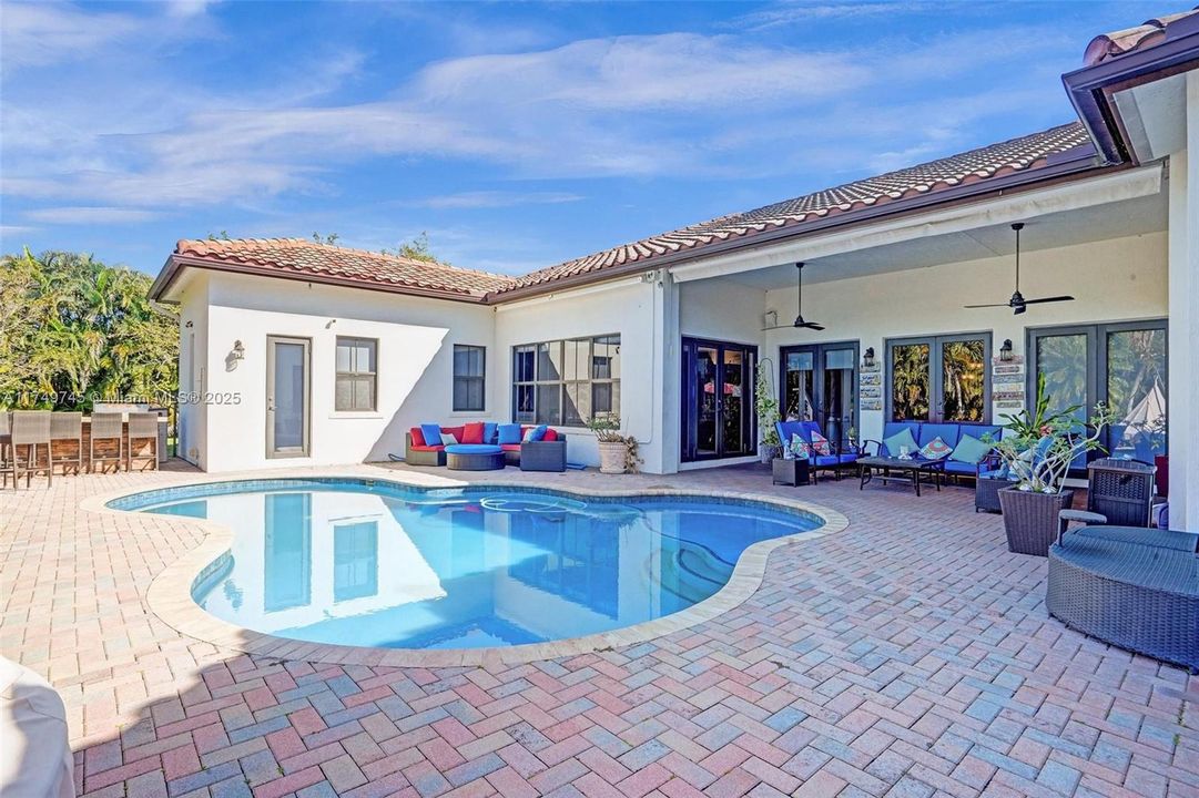 Recently Sold: $2,000,000 (5 beds, 4 baths, 4508 Square Feet)