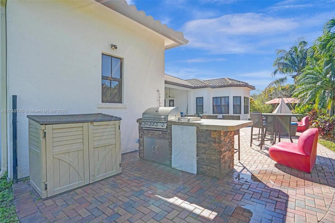 Recently Sold: $2,000,000 (5 beds, 4 baths, 4508 Square Feet)