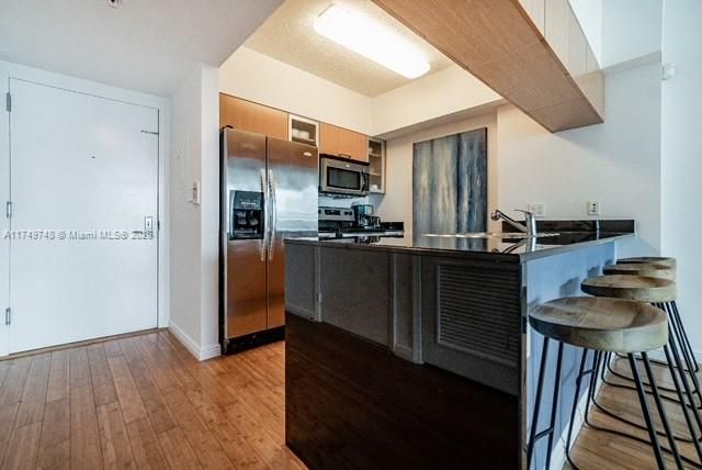 待售: $445,000 (1 贝兹, 1 浴室, 825 平方英尺)