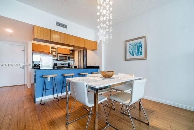 待售: $445,000 (1 贝兹, 1 浴室, 825 平方英尺)