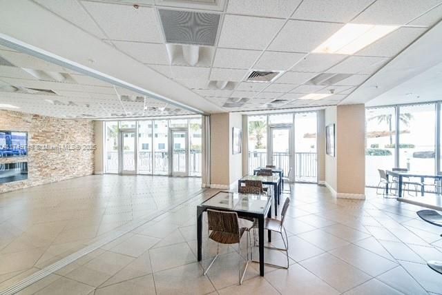 待售: $445,000 (1 贝兹, 1 浴室, 825 平方英尺)