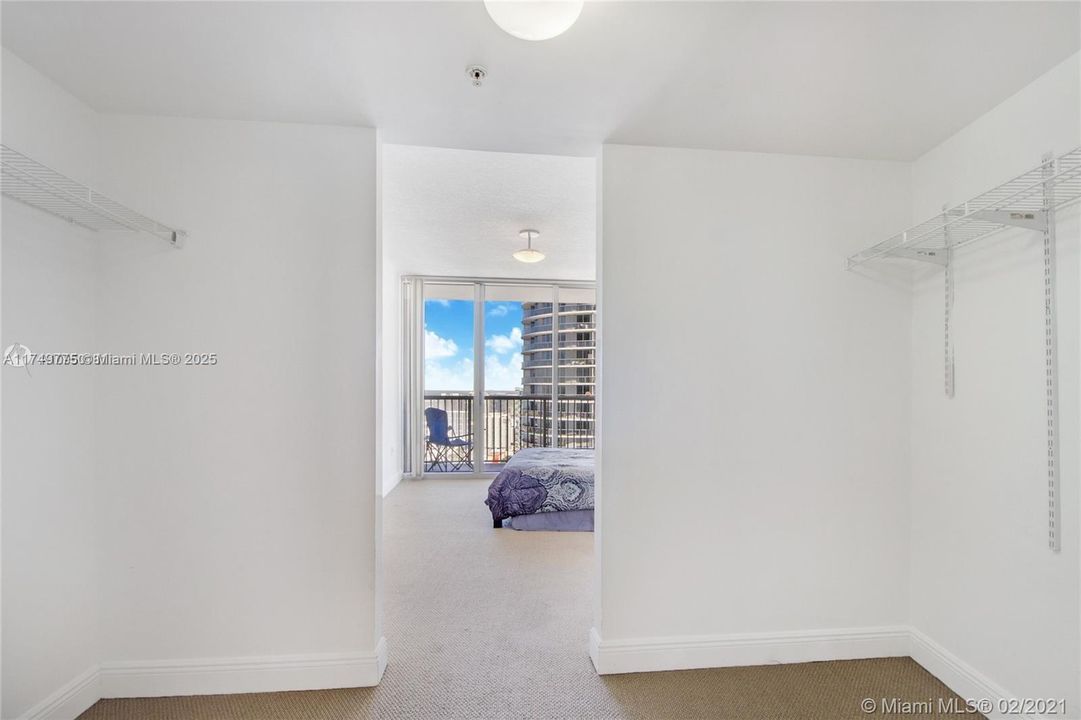 For Sale: $419,000 (1 beds, 1 baths, 825 Square Feet)