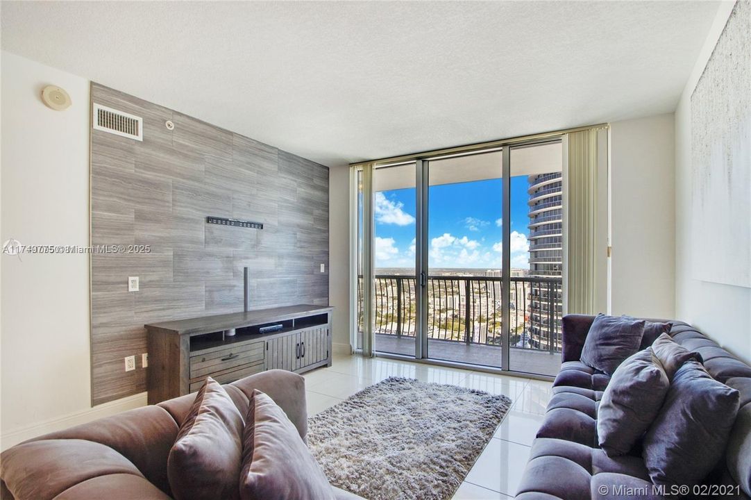 For Sale: $419,000 (1 beds, 1 baths, 825 Square Feet)