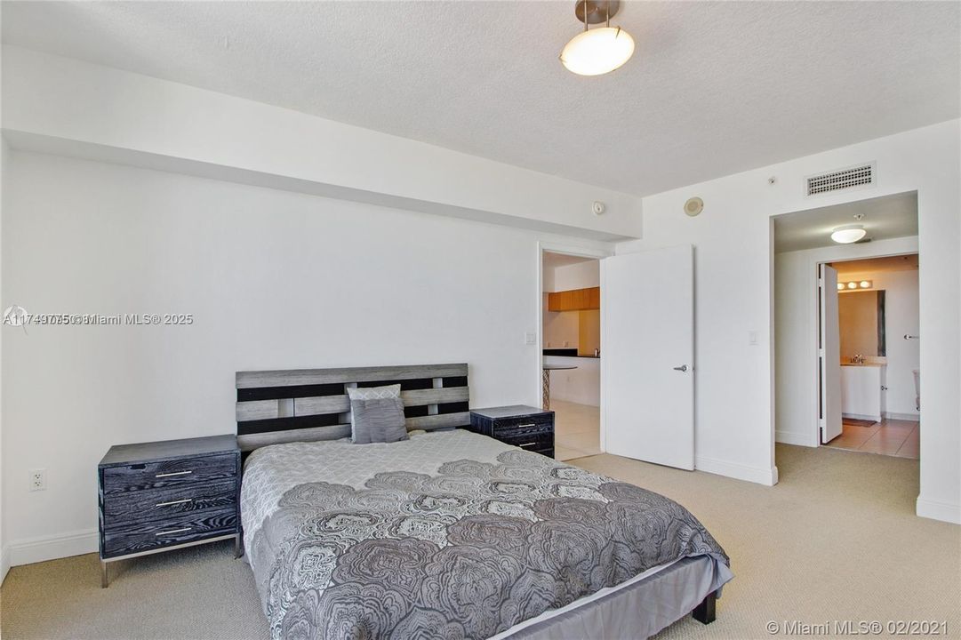 For Sale: $419,000 (1 beds, 1 baths, 825 Square Feet)