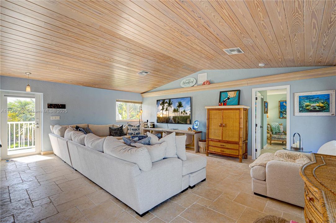 最近售出: $2,699,000 (3 贝兹, 3 浴室, 0 平方英尺)