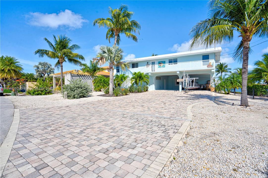 最近售出: $2,699,000 (3 贝兹, 3 浴室, 0 平方英尺)