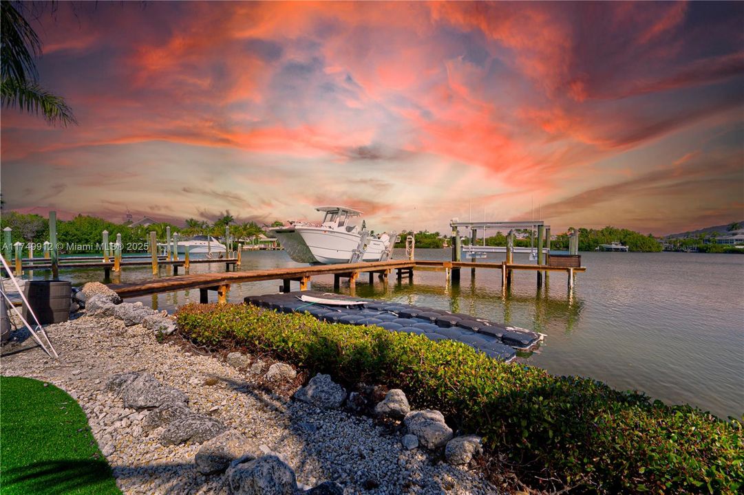 最近售出: $2,699,000 (3 贝兹, 3 浴室, 0 平方英尺)