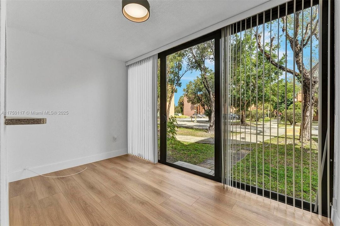 Recently Sold: $280,000 (2 beds, 2 baths, 1086 Square Feet)