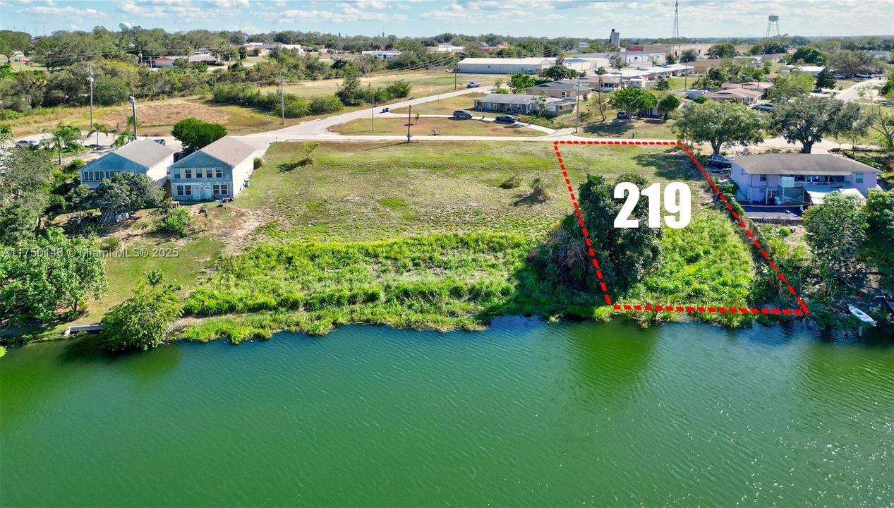 En Venta: $48,000 (0.25 acres)