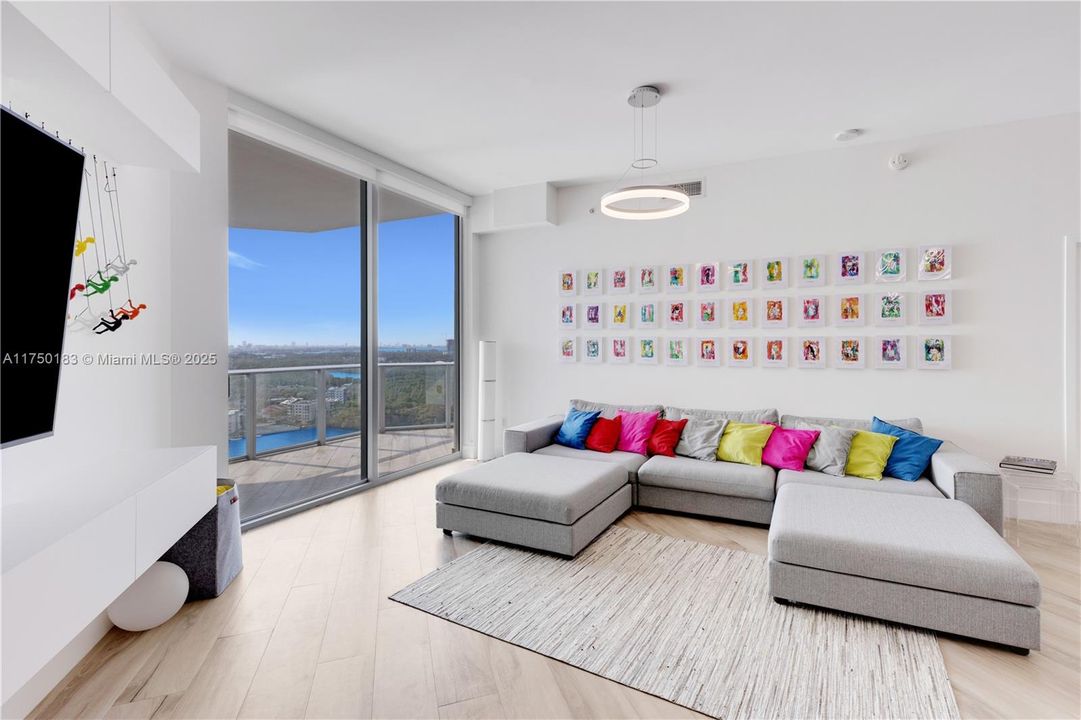 Vendido Recientemente: $1,299,000 (2 camas, 3 baños, 1750 Pies cuadrados)