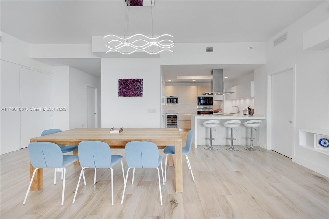 Vendido Recientemente: $1,299,000 (2 camas, 3 baños, 1750 Pies cuadrados)