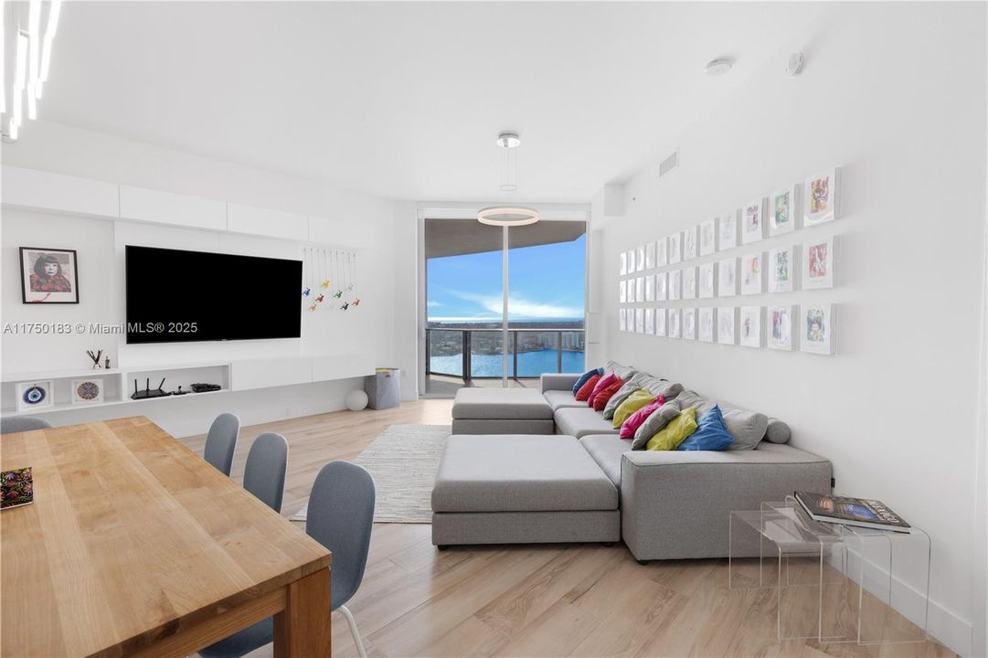 Vendido Recientemente: $1,299,000 (2 camas, 3 baños, 1750 Pies cuadrados)