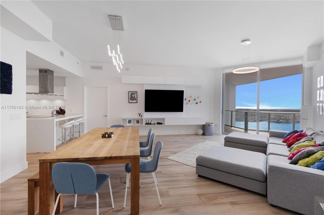 Vendido Recientemente: $1,299,000 (2 camas, 3 baños, 1750 Pies cuadrados)