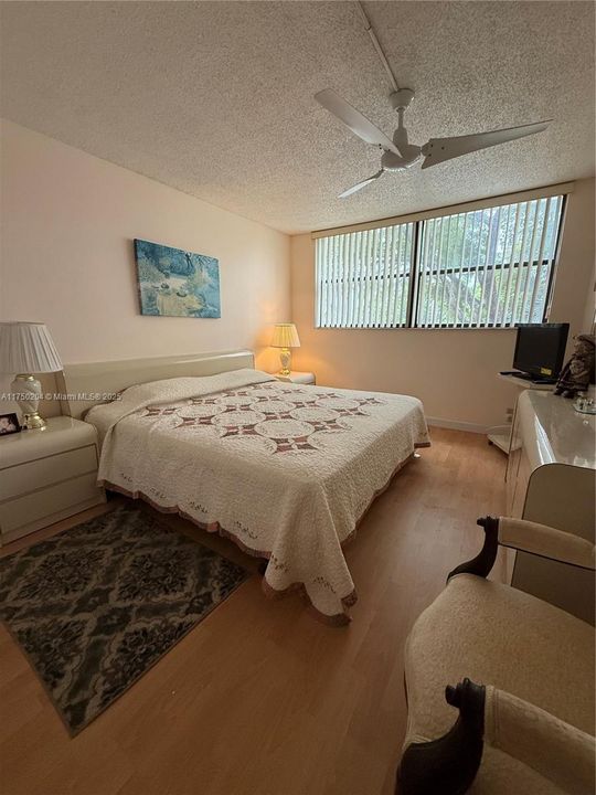 For Sale: $350,000 (2 beds, 2 baths, 1235 Square Feet)