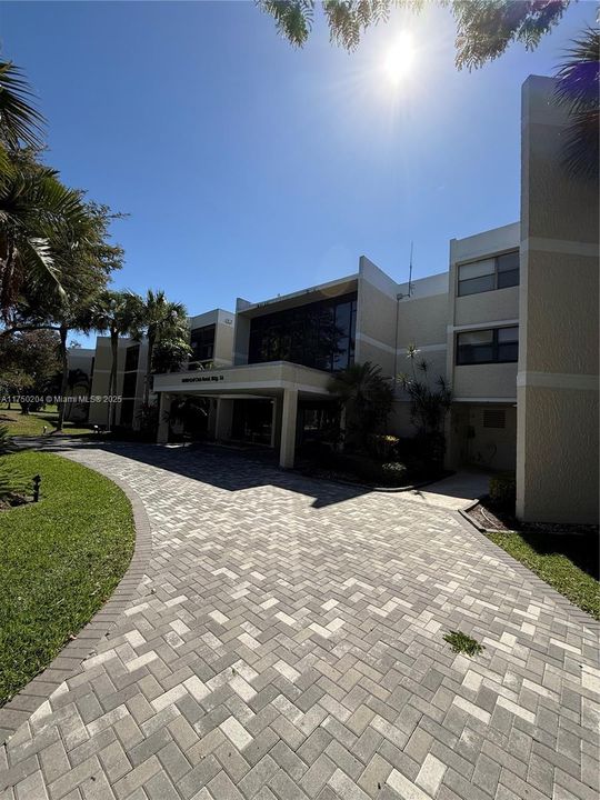 For Sale: $350,000 (2 beds, 2 baths, 1235 Square Feet)